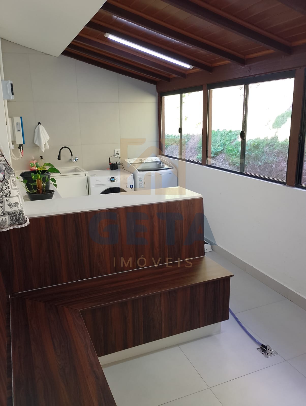 Casa finamente mobiliada à venda no Colina do Cedro