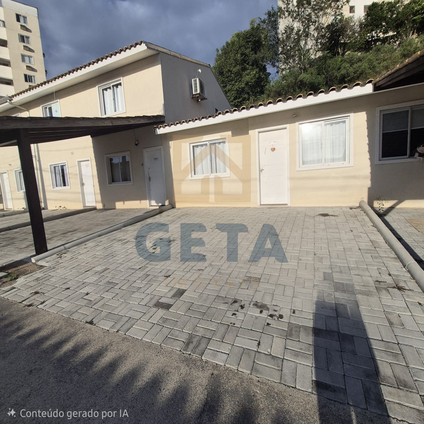 Casa de 2 quartos e 2 vagas de garagem em condomínio completo 