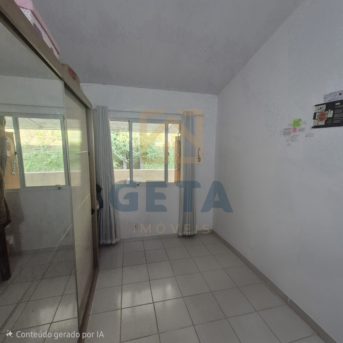 Casa de 2 quartos e 2 vagas de garagem em condomínio completo 