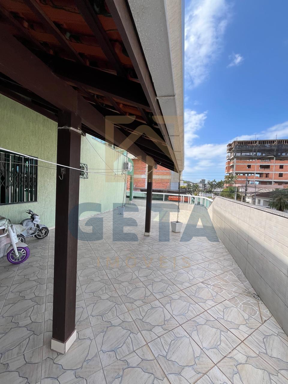 Casa com Salas Comerciais para Renda no Centro de Camboriú