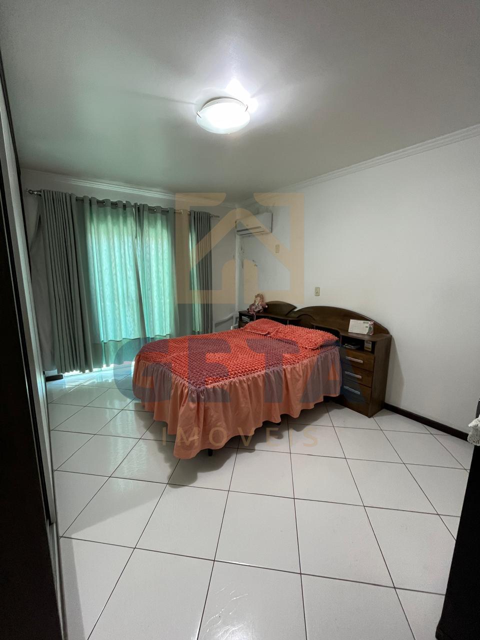 Casa com Salas Comerciais para Renda no Centro de Camboriú