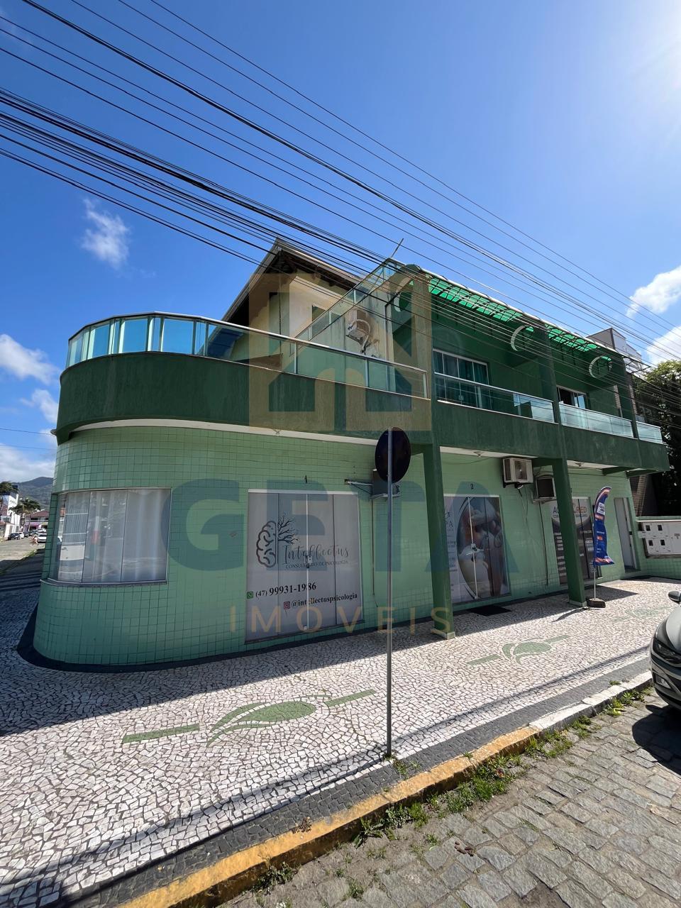 Casa com Salas Comerciais para Renda no Centro de Camboriú