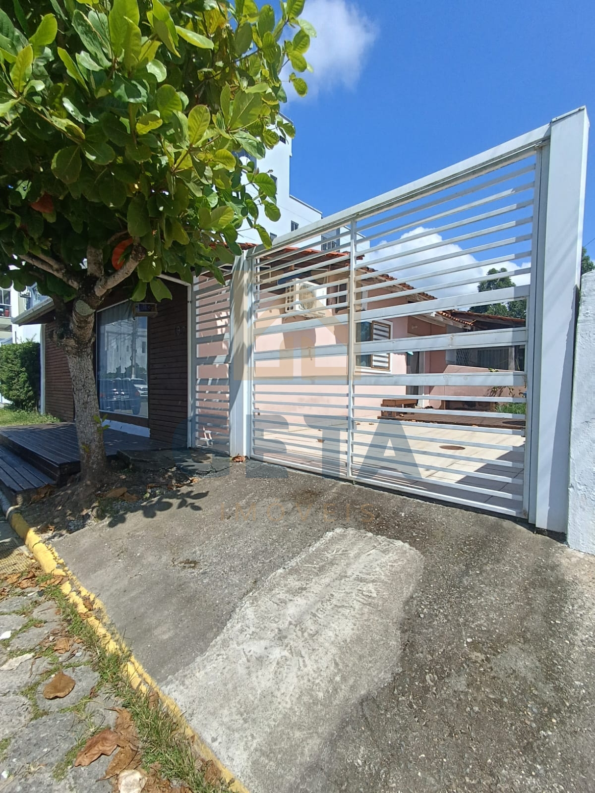 🏡 Ótima oportunidade! Casa à venda no Centro de Camboriú – Residencial Bernardes 🏡